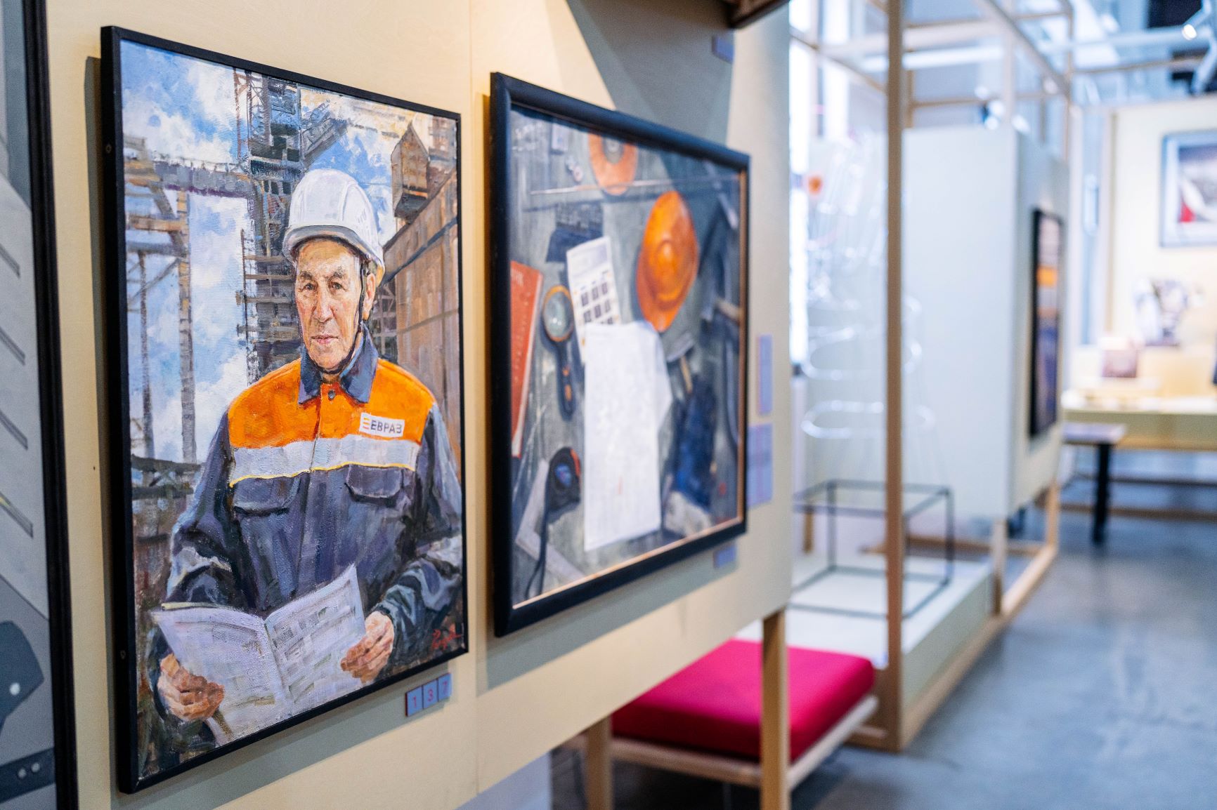 Фото - Портреты заслуженных металлургов ЕВРАЗа представлены на выставке «Искусство труда»